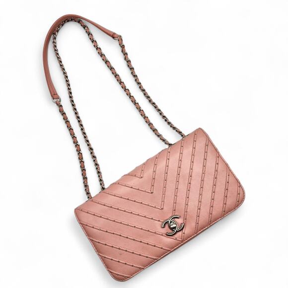 Chanel CC Clasp Medium Calf Leather Flap Bag Studded Chevron Pink - rare - Picture 5 of 12